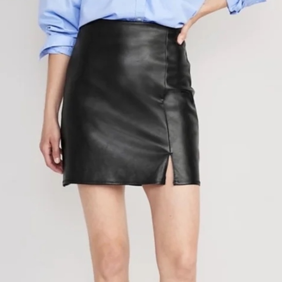 💕2 for $15💕 Old Navy High-Waisted Mini Skirt in Black Faux Leather - Picture 1 of 2